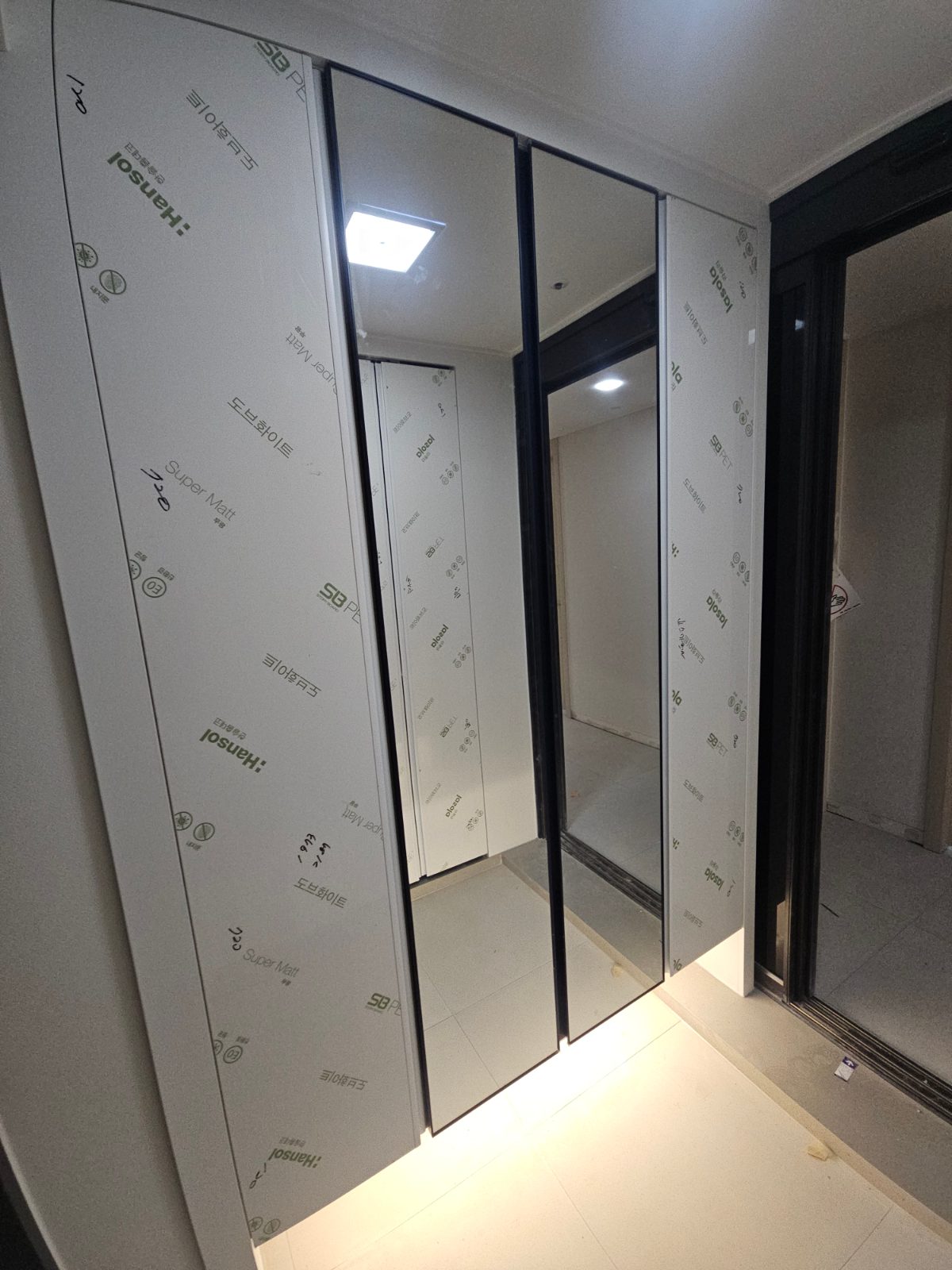 광명 신발장 문짝교체, 짙은 신발장을 화이트 문과 테두리 필름으로 밝게