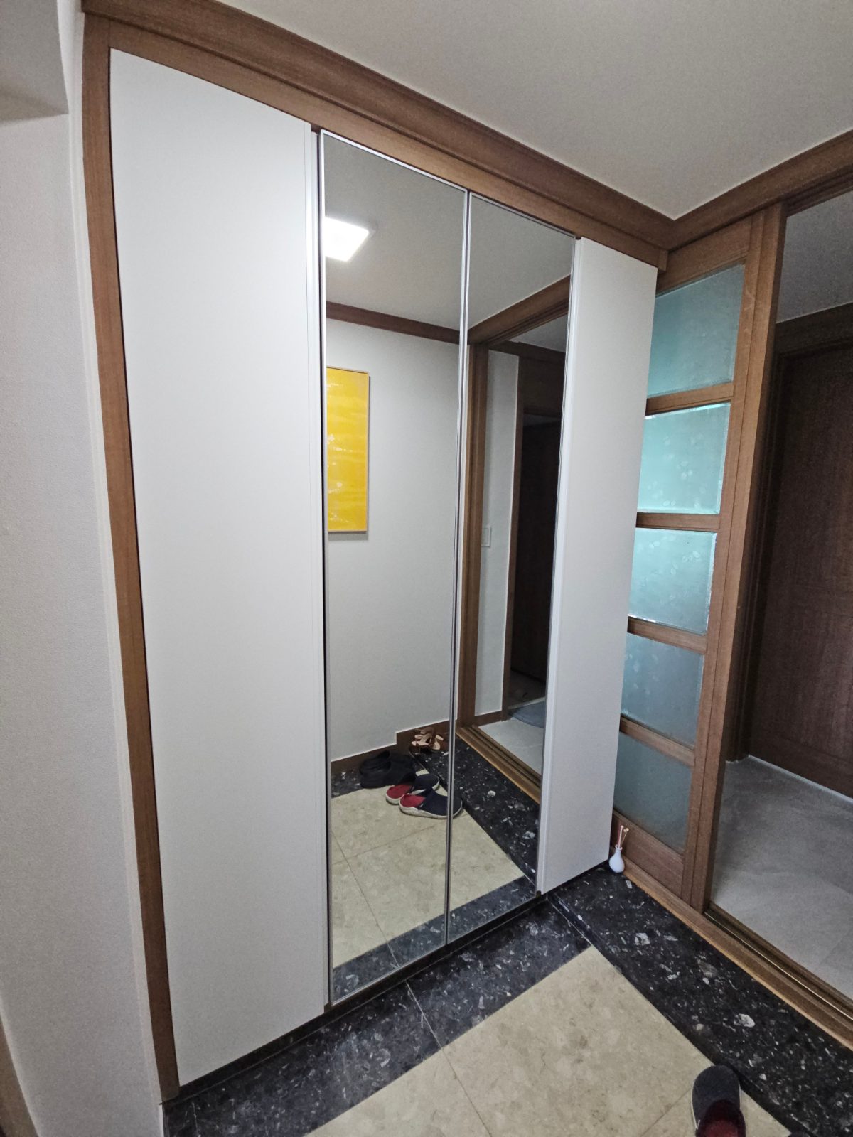 수원 광교 신발장 문짝교체, 가운데 거울문으로 맞춤 제작 설치