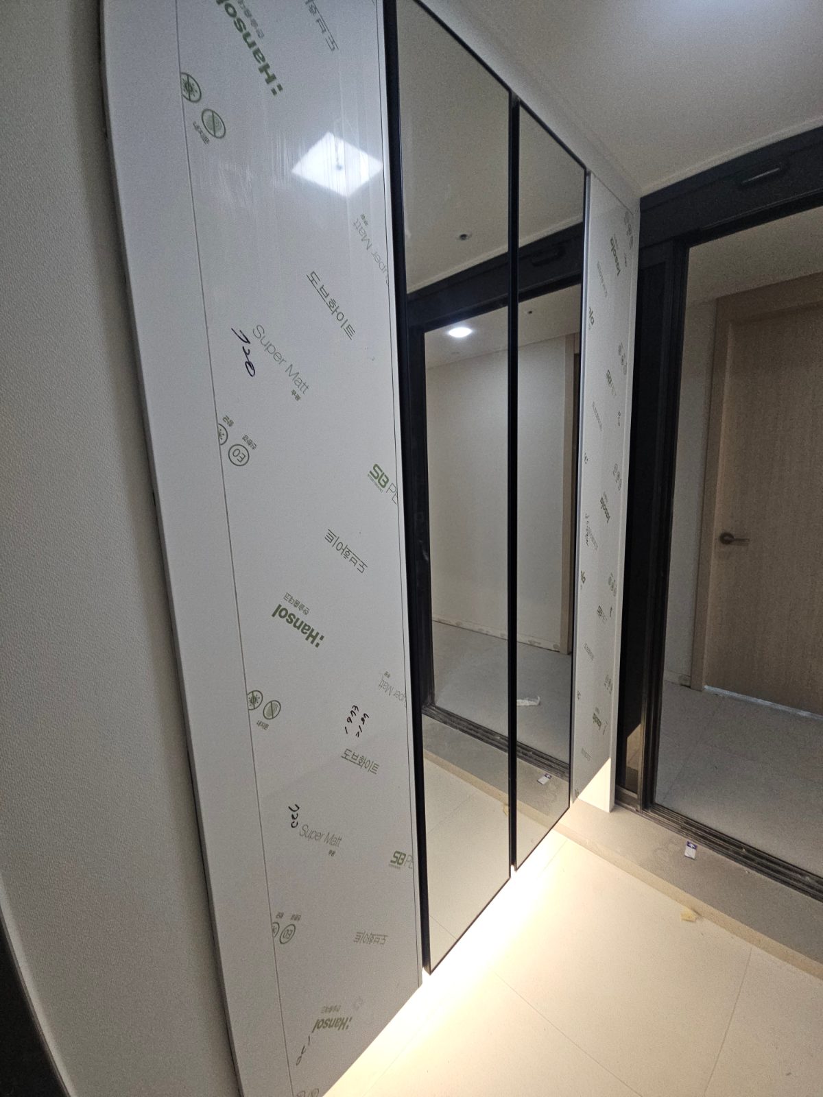 양주 신발장 문짝교체 화이트톤 나무문 테두리 필름 시공사례